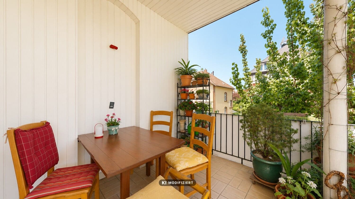 Schöne Altbau-Wohnung mit zwei Balkonen in guter Lage
